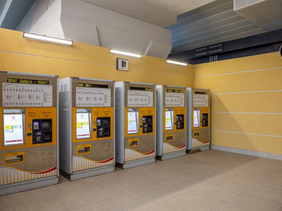 Kerja-kerja pengujian sistem mesin tiket layan diri sedang dijalankan di Stesen MRT UPM.