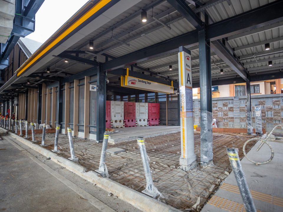 Kerja-kerja pengukuhan sedang dijalankan di Pintu Masuk A Stesen MRT Serdang Jaya.