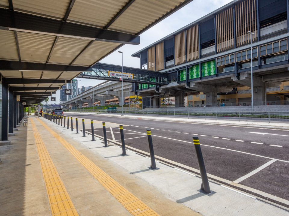 Laluan berbumbung dan kawasan menurunkan dan mengambil penumpang untuk bas dan teksi telah siap di Stesen MRT Taman Equine.