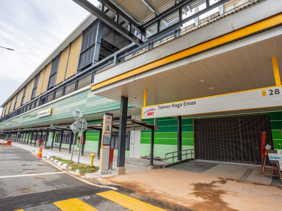 Kerja-kerja pengukuhan telah siap di Pintu Masuk A Stesen MRT Taman Naga Emas.