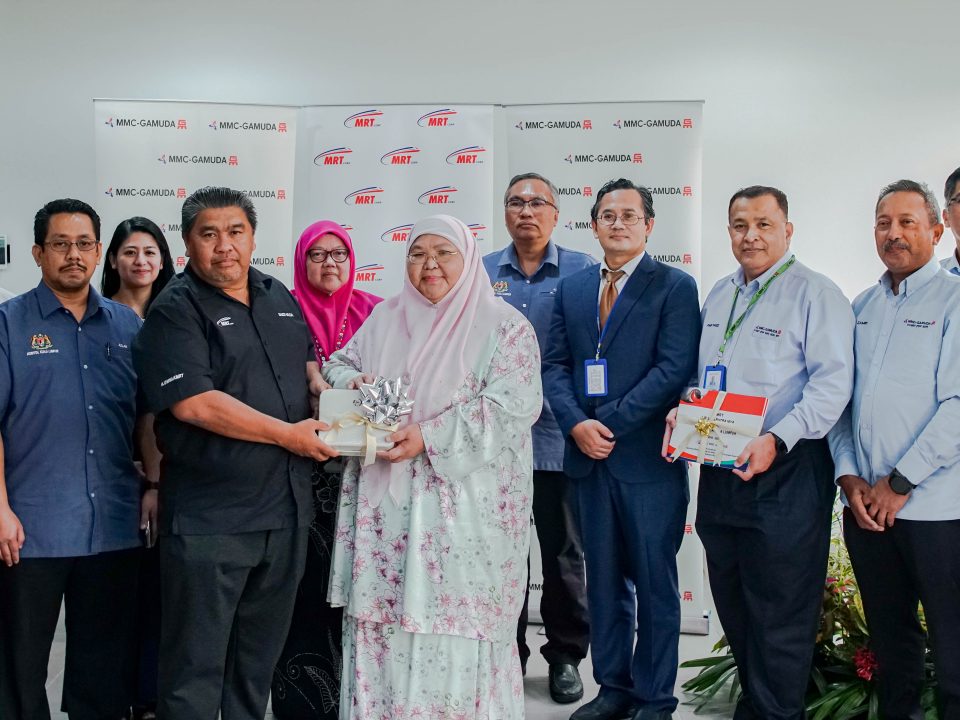 PENGHARGAAN MRT: (tujuh, dari kiri) Pengarah Pembinaan Laluan Putrajaya MRT Corp Encik Noor Saidi Muda menerima cenderahati penghargaan daripada (sembilan, dari kiri) Pengarah HKL Datin Paduka Dr. Rohana Johan di akhir majlis penyerahan.
