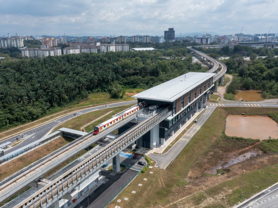 Gambaran keseluruhan stesen dan penyiapan kerja-kerja luaran di Stesen MRT Cyberjaya City Centre.