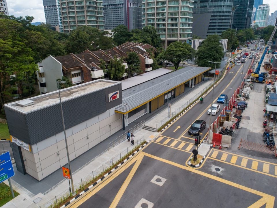 Pandangan keseluruhan Pintu Masuk B Stesen MRT Persiaran KLCC.