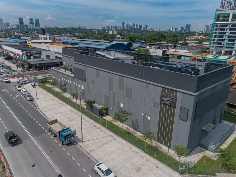 Kerja-kerja penyelenggaraan dan landskap sedang dijalankan di Syaf Penyelenggaraan 3, Jalan Chan Sow Lin.