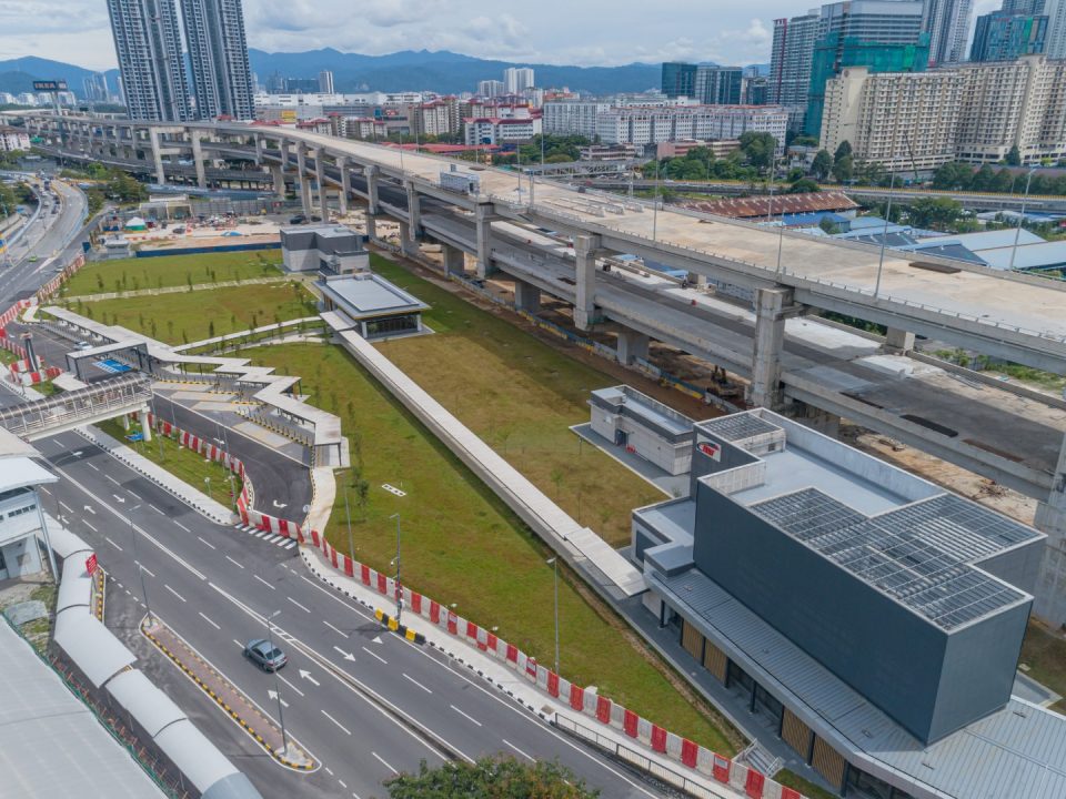 Kerja-kerja pembaikan sedang dijalankan di bangunan luaran Stesen MRT Chan Sow Lin.