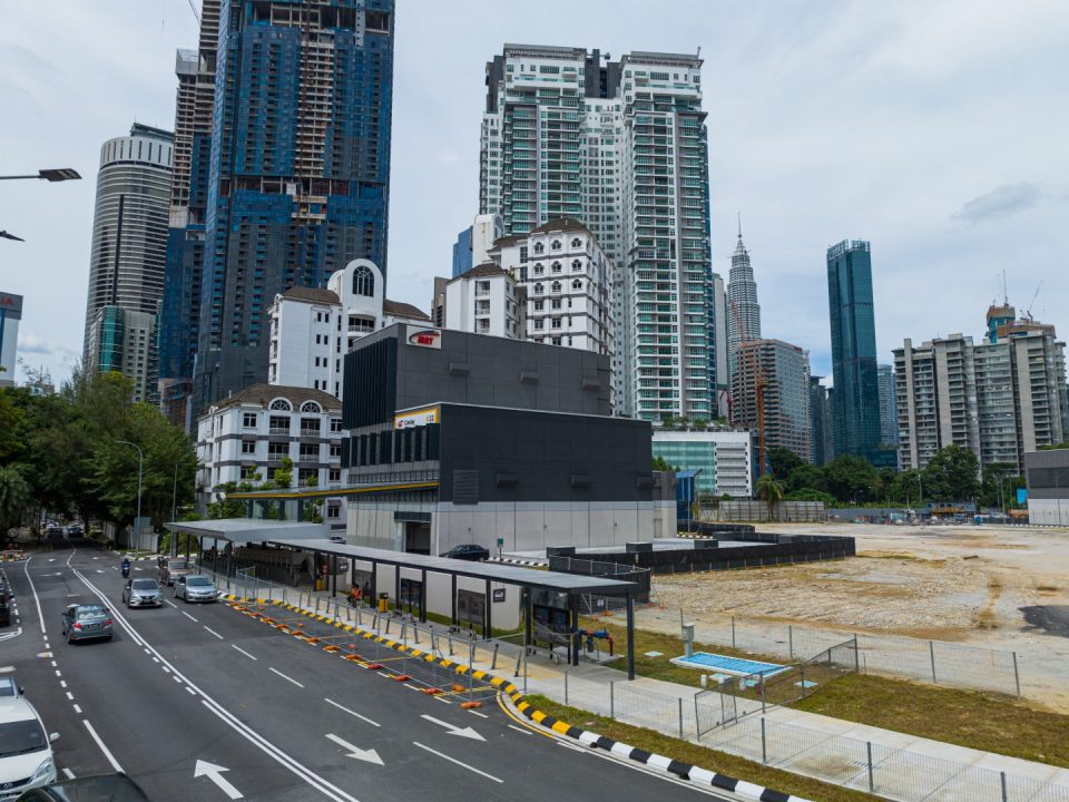 Pandangan udara Stesen MRT Conlay menunjukkan Pintu Masuk B dan laluan berbumbung sepanjang Jalan Conlay.