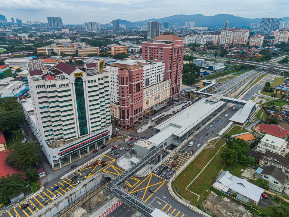 Gambaran keseluruhan stesen dan penyiapan kerja-kerja luaran di Stesen MRT Jalan Ipoh.