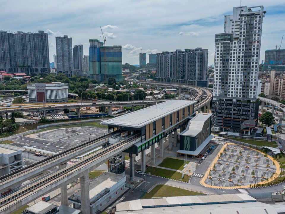 Gambaran keseluruhan stesen dan penyiapan kerja-kerja luaran di Stesen MRT Kuchai.