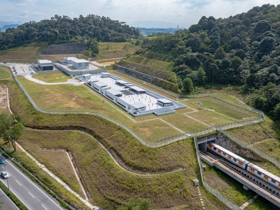Penyiapan kerja-kerja luaran di Stesen MRT Taman Universiti.