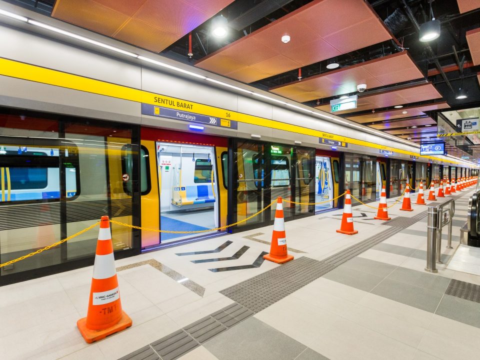 Kerja-kerja pengujian tren sedang dijalankan di Stesen MRT Sentul Barat.