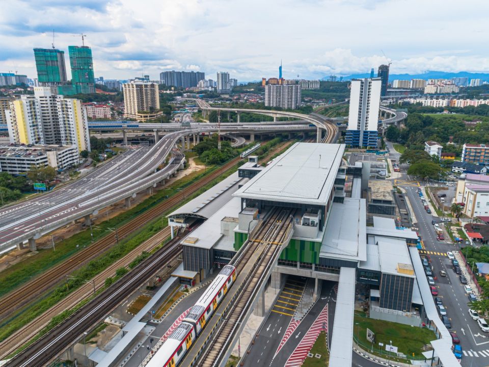 Gambaran keseluruhan stesen dan penyiapan kerja-kerja luaran di Stesen MRT Sungai Besi.