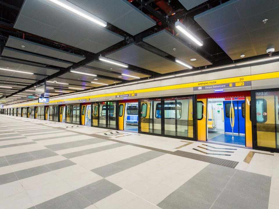 Kerja-kerja pengujian tren sedang dijalankan di Stesen MRT Ampang Park.