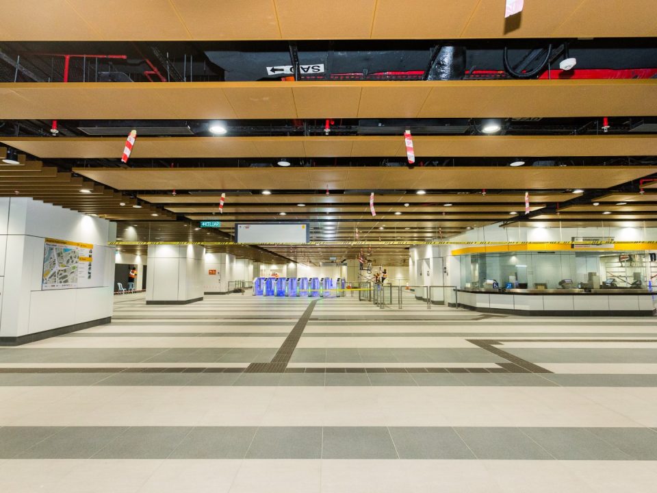 Pandangan aras ruang legar di Stesen MRT Hospital Kuala Lumpur.