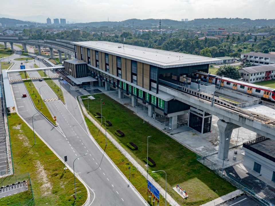 Gambaran keseluruhan stesen dan penyiapan kerja-kerja luaran di Stesen MRT UPM.