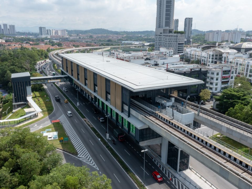 Gambaran keseluruhan stesen dan penyiapan kerja-kerja luaran di Stesen MRT Putra Permai.