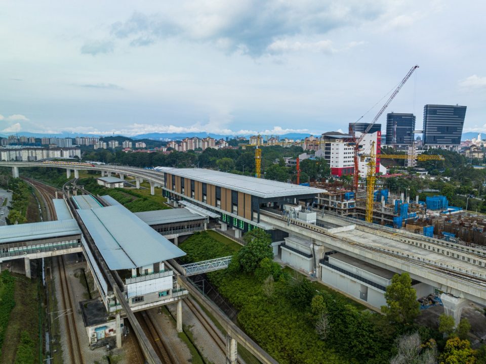 Gambaran keseluruhan stesen dan penyiapan kerja-kerja luaran di Stesen MRT Putrajaya Sentral.