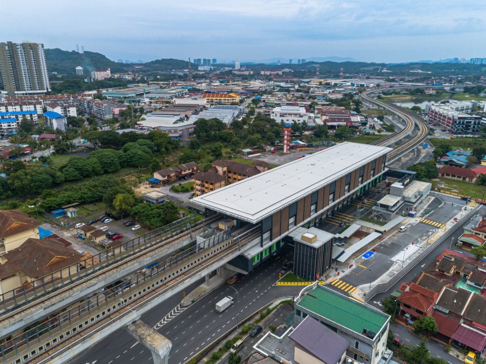 Gambaran keseluruhan stesen dan penyiapan kerja-kerja luaran di Stesen MRT Serdang Jaya.