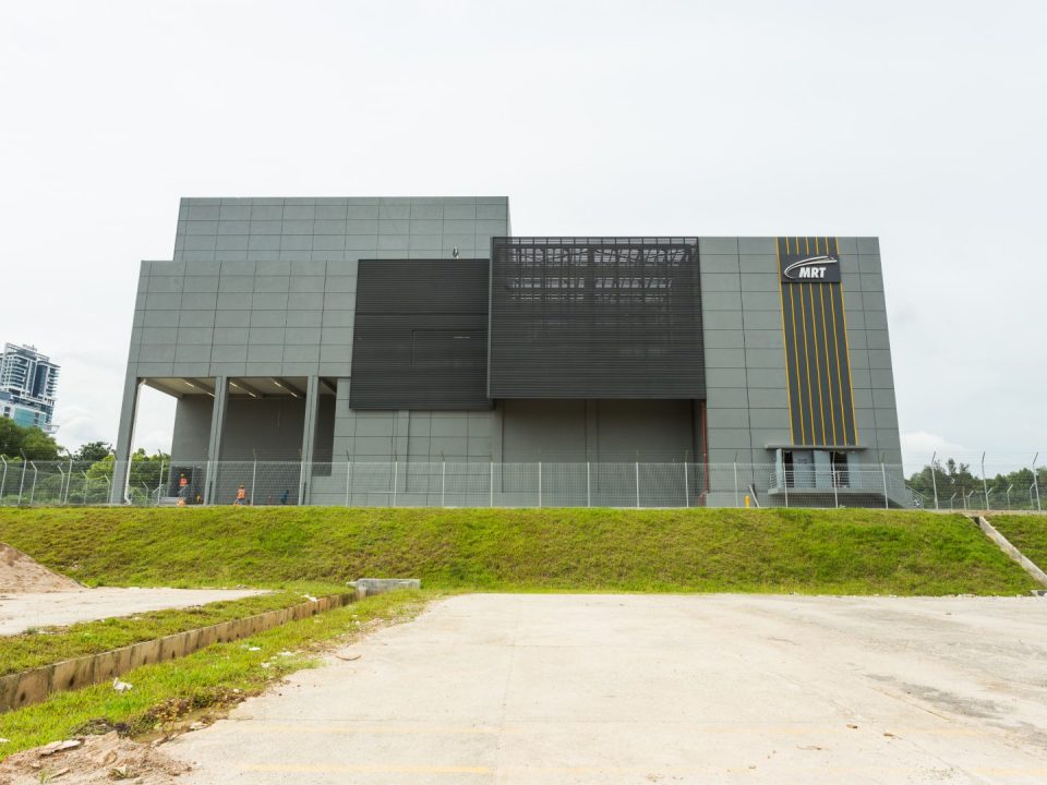 Pintu masuk utama di Stesen MRT Bandar Malaysia Selatan.