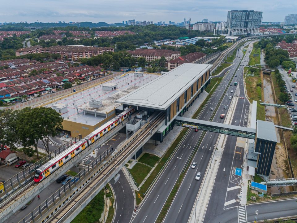 Gambaran keseluruhan stesen dan penyiapan kerja-kerja luaran di Stesen MRT Taman Equine.