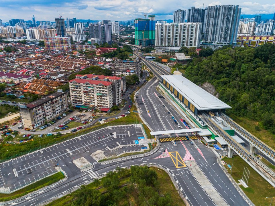 Gambaran keseluruhan stesen dan penyiapan kerja-kerja luaran di Stesen MRT Taman Naga Emas.