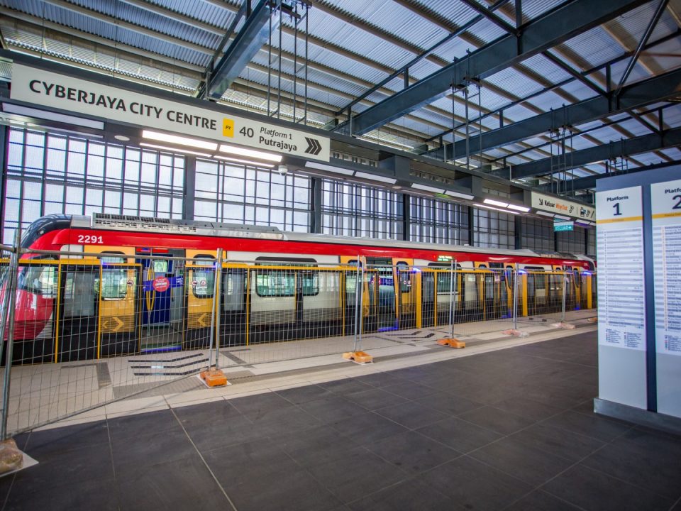 Kerja-kerja pengujian tren sedang dijalankan di Stesen MRT Cyberjaya City Centre