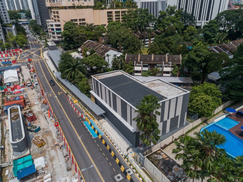 Pandangan keseluruhan menara penyejuk di Stesen MRT Persiaran KLCC sepanjang Jalan Binjai.