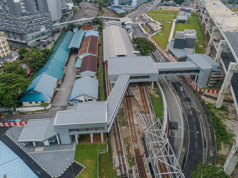 Pandangan udara Stesen MRT Chan Sow Lin menunjukkan jambatan penghubung ke Stesen LRT Chan