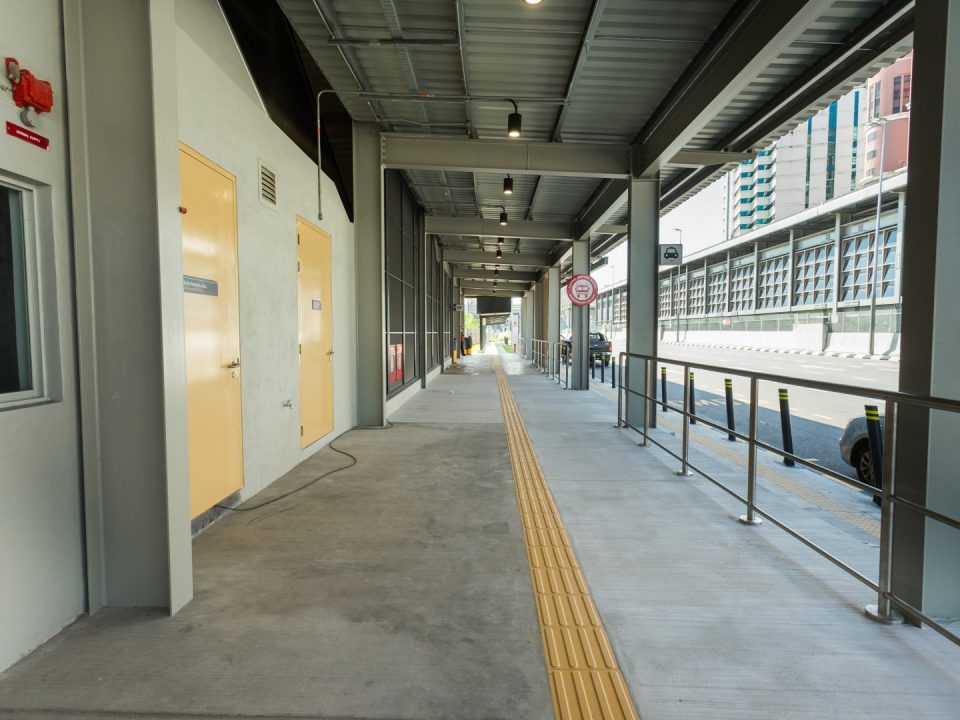 Laluan berbumbung dan kawasan menurunkan atau mengambil penumpang untuk bas dan teksi telah siap di Stesen MRT Jalan Ipoh.