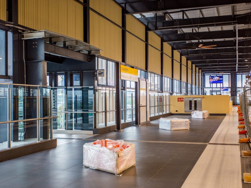 Bangku platform siap dipasang di Stesen MRT Sungai Besi.