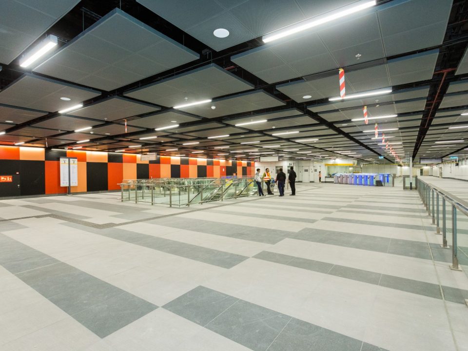 Kerja-kerja kemasan seni bina telah siap di aras ruang legar atas Stesen MRT Ampang Park.