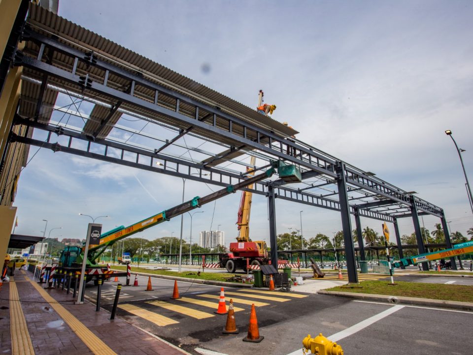 Kerja-kerja pemasangan laluan berbumbung di Stesen MRT UPM.