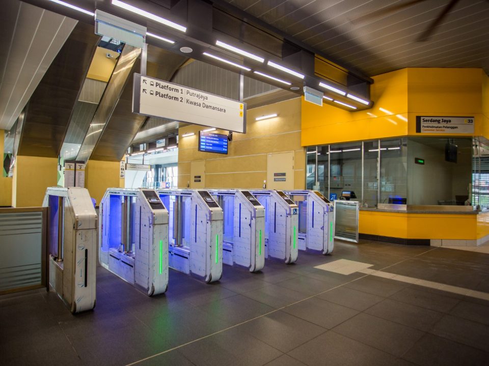 Pengujian dan pentauliahan sistem pintu Kutipan Tambang Automatik sedang dijalankan di Stesen MRT Serdang Jaya.