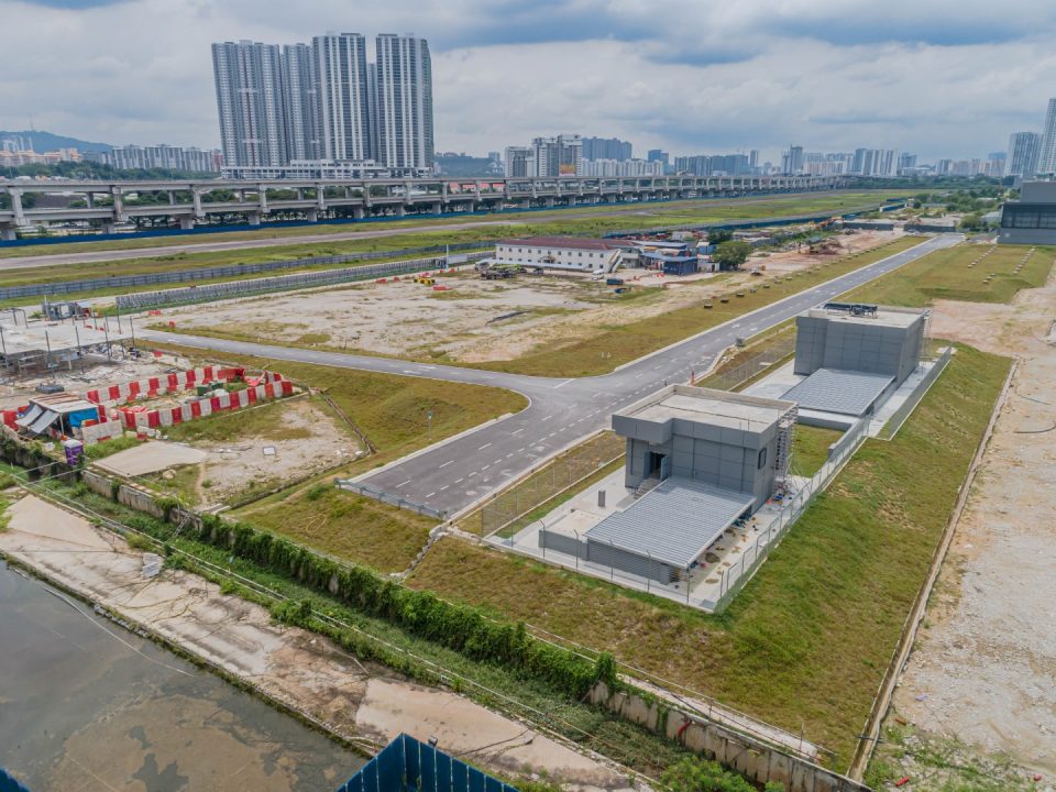 Pandangan pintu masuk Stesen MRT Bandar Malaysia Utara.