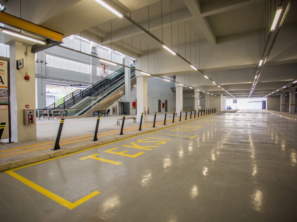 Kawasan menurunkan dan mengambil penumpang untuk teksi berhampiran Pintu Masuk A di Stesen MRT Taman Equine.