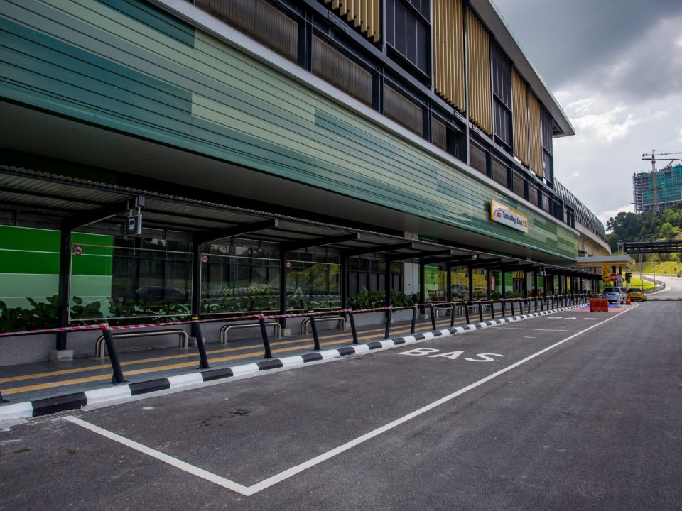Laluan berbumbung dan kawasan menurunkan dan mengambil penumpang untuk bas dan teksi telah siap di Stesen MRT Taman Naga Emas.